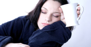 2-الشعور بالتعب بعد النوم لفترة كافية هو في الغالب سببه الجفاف. فحاول ان تشرب كمية كافية من الماء بعد الاستيقاظ.