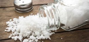 5-تقليل نسبة الملح يحمي من أمراض الضغط، ومن البدائل الصحية للملح استعمال الفلفل والثوم والأعشاب التي تعطي الأكل مذاقاً مميّزاً.