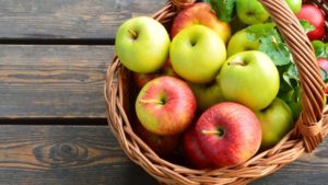 7-تناول التفاح بشكل مستمر يساعد على طرد السموم من الجسم و يقي من مرض السرطان.