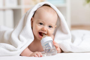 9-لا تفرز عيني الرضيع أي دموع حتى يبلغ عمره 6 - 8 أسابيع.