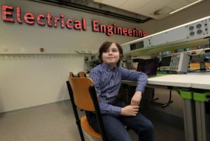 طفل بلجيكي معجزة يبتكر دائرة إلكترونيه تحاكي مخ الإنسان