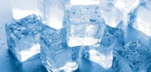 عند تجميده الماء الساخن فإنه يثلج بشكل أسرع من تجميد الماء البارد.