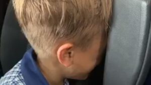 نشرت سيدة استرالية مقطع فيديو لابنها البالغ من العمر تسع سنوات بعد ان تعرض للتنمر المستمر من اصدقائه بالمدرسة